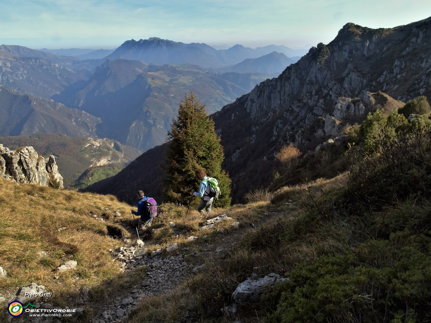 81 In decisa discesa al Passo di Grialeggio con vista in Cancervo a dx e Alben al centro.JPG